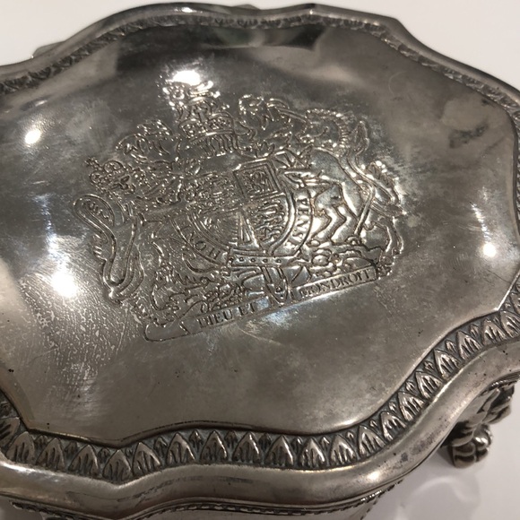 Elegant Silver Jewelry Box - Picture 3 of 6